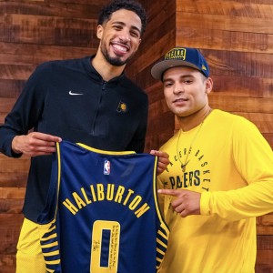 哈利伯顿赛后与消防员球迷互动，送亲笔签名球衣并与铁杆粉丝合影